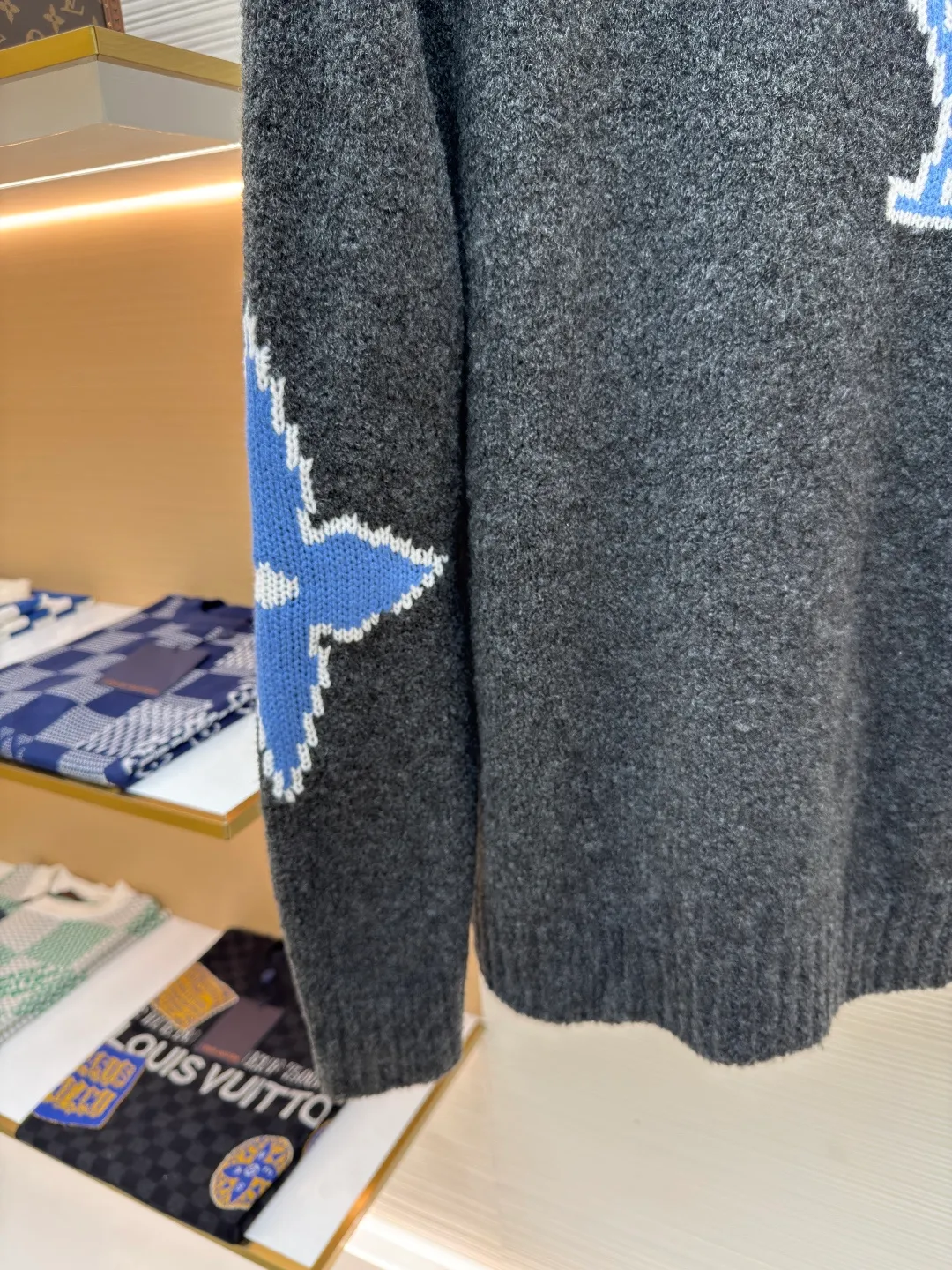 LOUIS VUITTON ski clover sweater ●Authentic product: purchased and developed for 12800 ●Item number: 1680305-A85 ●Fabric: wool blended fabric ●Technology: knitting ●Version: fitted version ●Weight: about 580 grams ●Size: XS-S-M-L ●Description: The wool is colored and dyed according to the 1:1 ratio of the original loop yarn. It is woven using a German 3.5G imported machine. The wool is hanged with a single-sided intarsia structure based on the original version. The flower pattern intarsia of the entire dress requires a full 16 sand spits. It is extremely heavy-duty, and the wool is put on the machine. It took two days to adjust the machine before it could be installed on a machine. There were 4 wools in a single spit and 64 wools in 16 spits. The threads were densely packed. One machine could only knit 4 pieces of clothing a day. If the wool for 1,000 pieces of clothing was prepared, it was estimated that it could only produce 800 finished products. The scrap rate was extremely high. The overall wiring is straight and delicate, the fabric is comfortable and soft, and the color is consistent without color difference. It can be matched with the same style to create a fashionable look and control various occasions. Customized accessories, complete with three standards, same style for men and women!